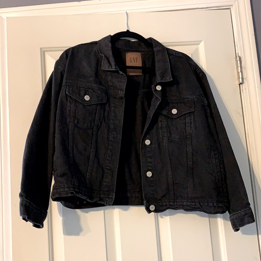 GAP Cropped Denim Jacket in Washed Black